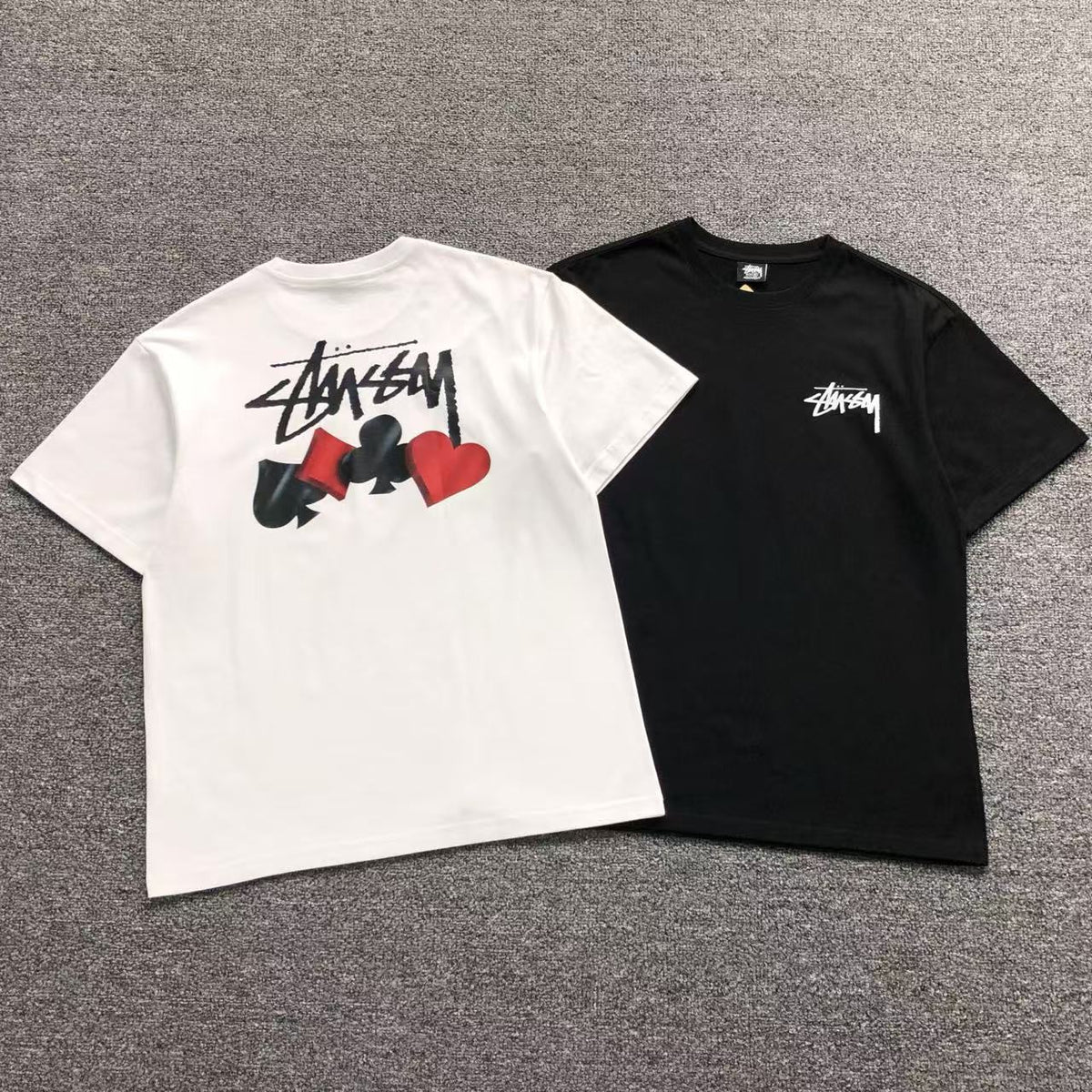 Camisa Stussy Card Suits Branca E Preta — frente