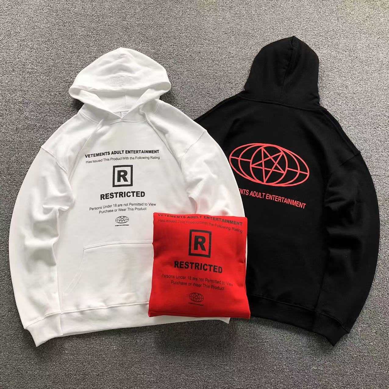 MOLETOM CANGURU Vetements Adult Entertainment — frente