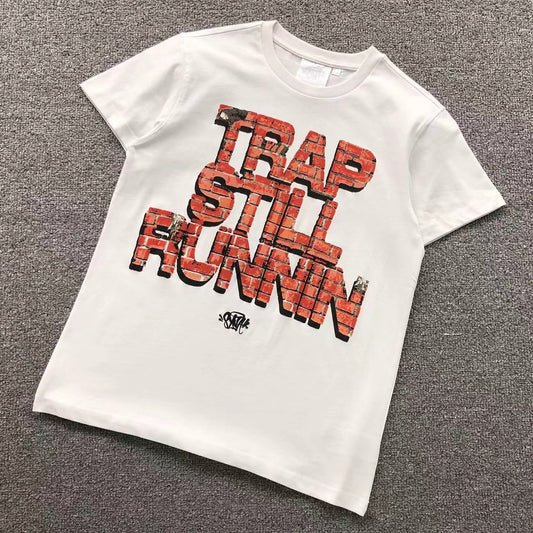 Camisa Syna World Trap Still Runnin Tipografia Em Tijolos — frente