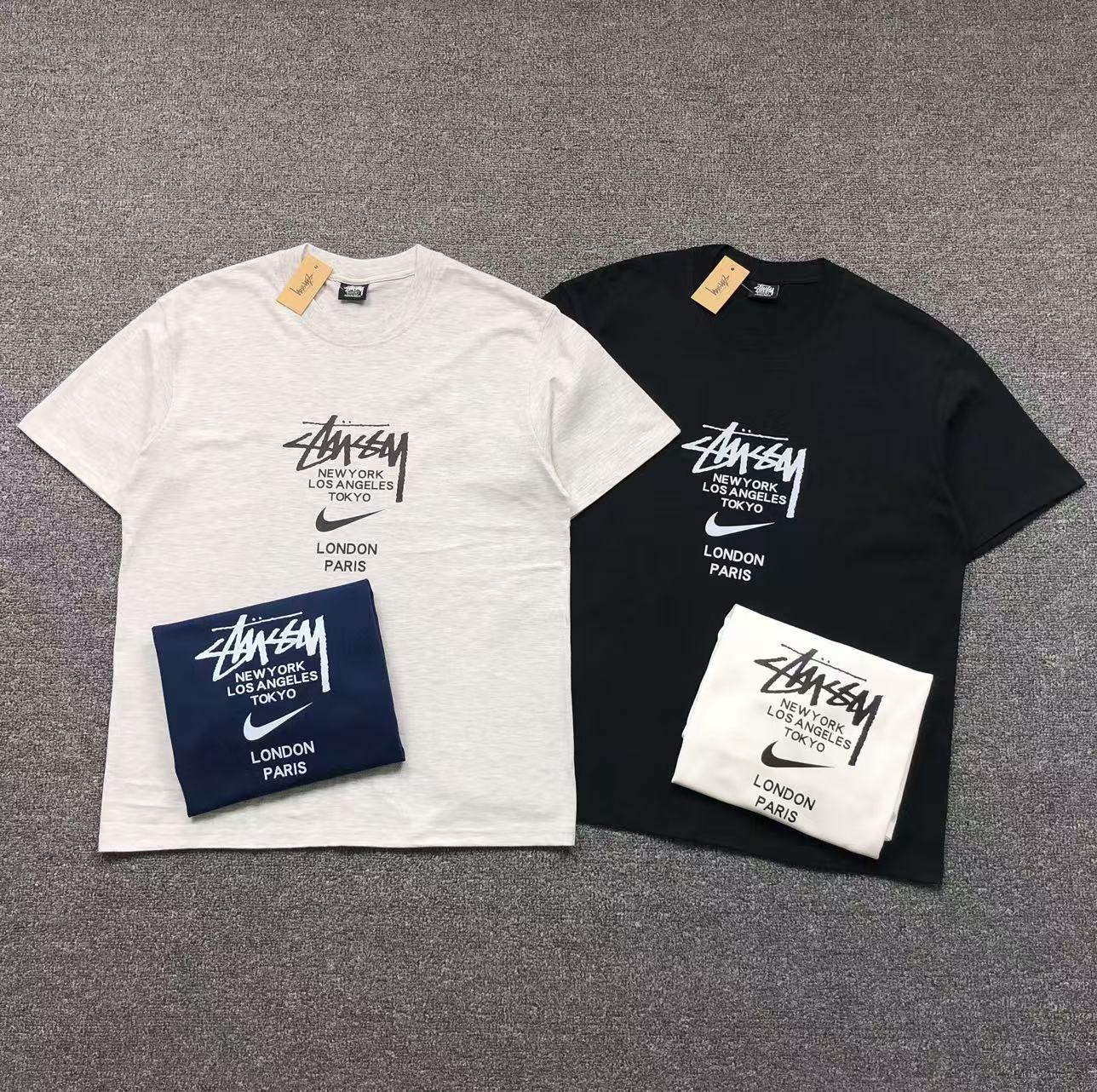 Camisa Stussy World Tour Cities Disponível Em Off-White, Preto, Azul Marinho E Branco — frente