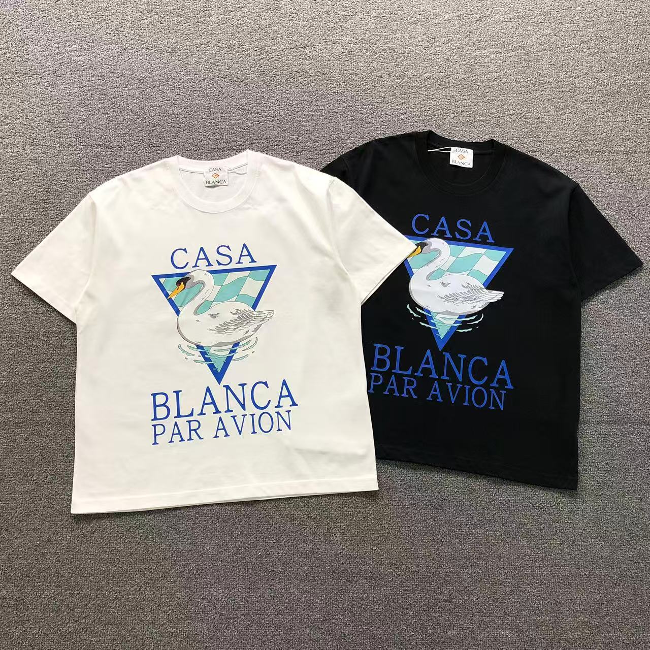 Camisa Casa Blanca Swan Par Avion Branco E Preto — frente