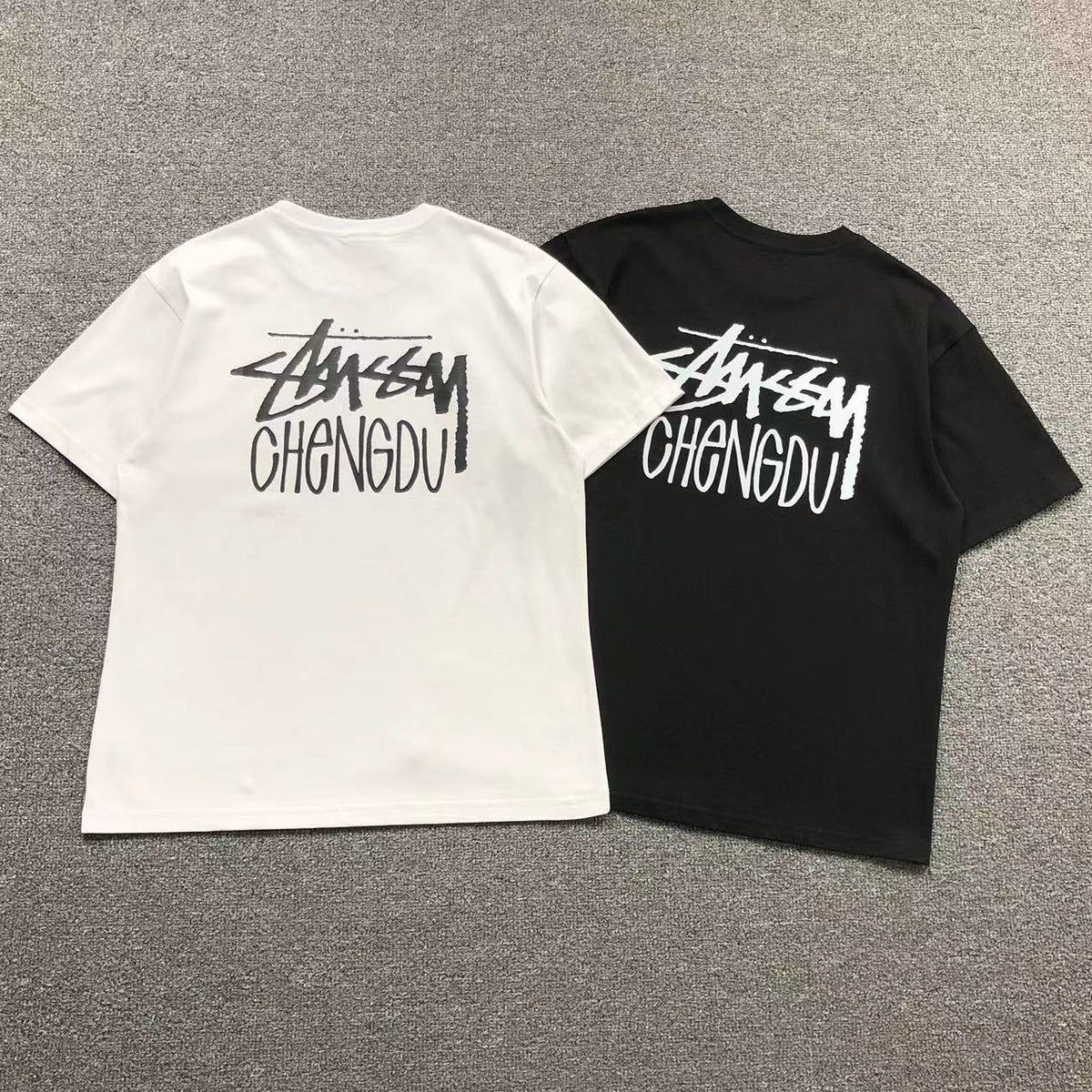 Camisa Stussy Chengdu Script Branca E Preta — costa