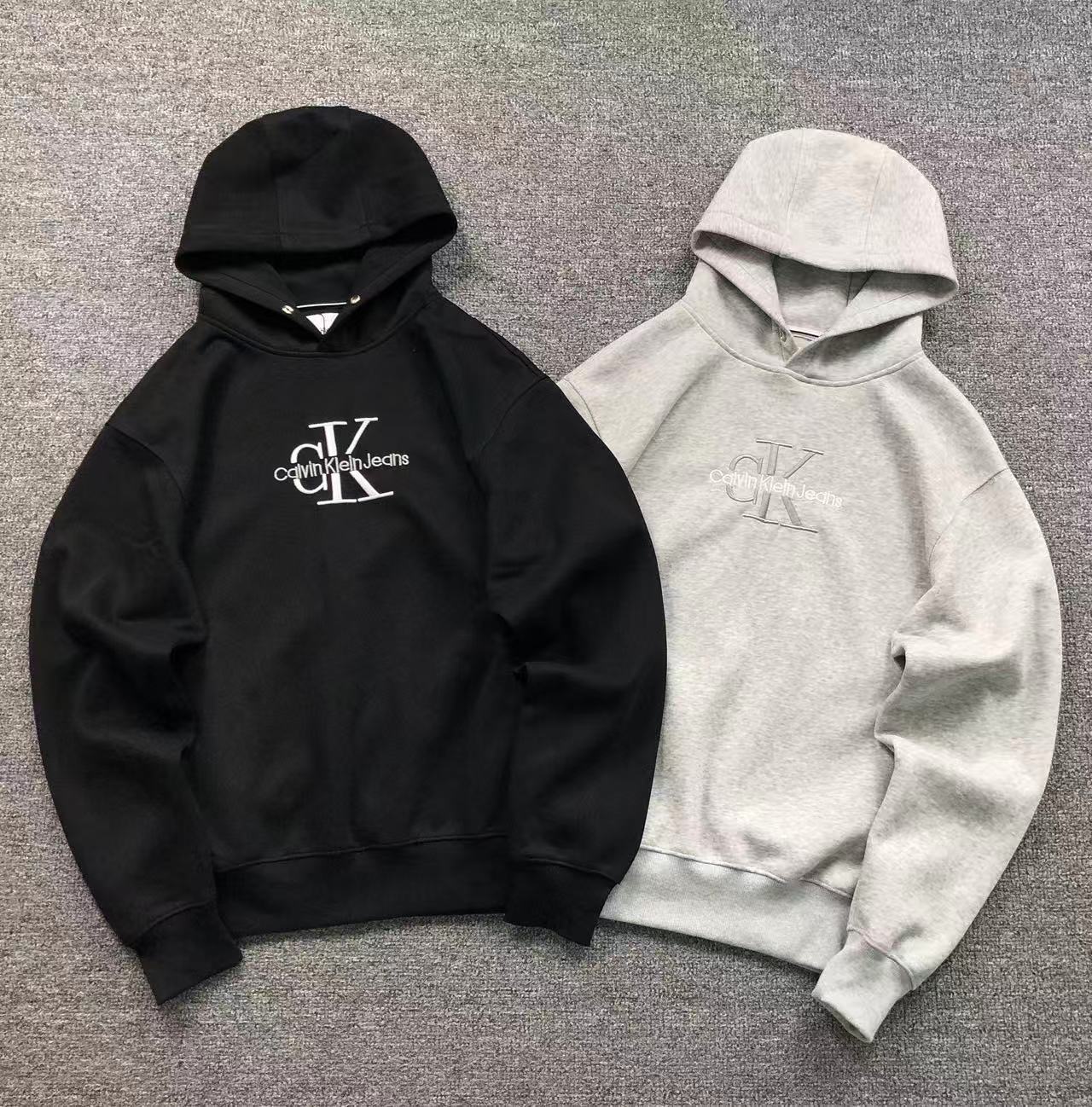 MOLETOM CANGURU Calvin Klein CK Jeans Monogram — frente