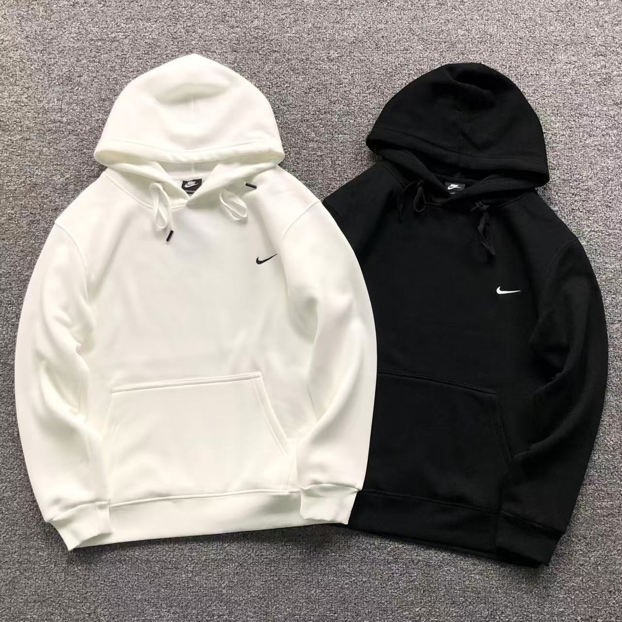 MOLETOM CANGURU Nike Swoosh Classic — frente
