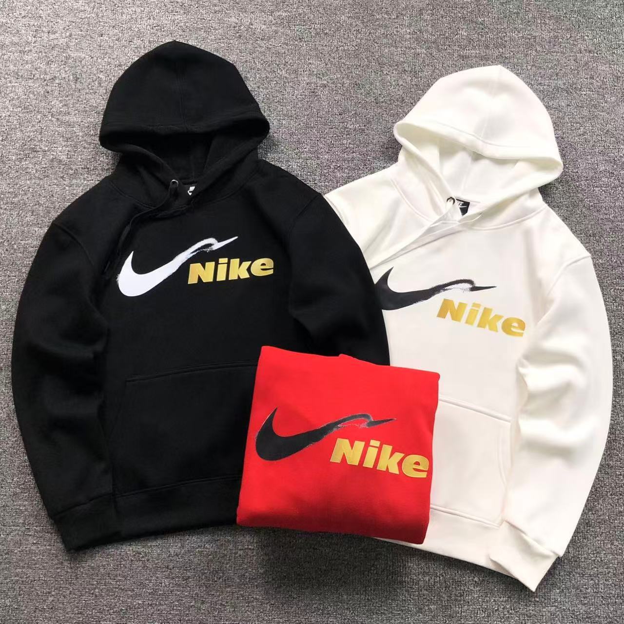 MOLETOM CANGURU Nike Swoosh Gold — peito