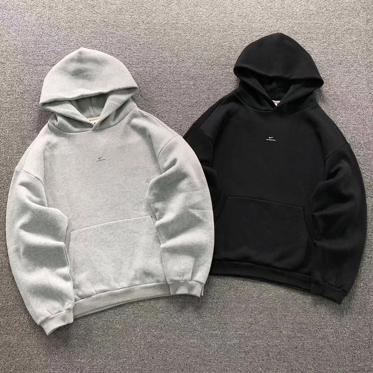 MOLETOM CANGURU Nike Essential Mini Swoosh — frente