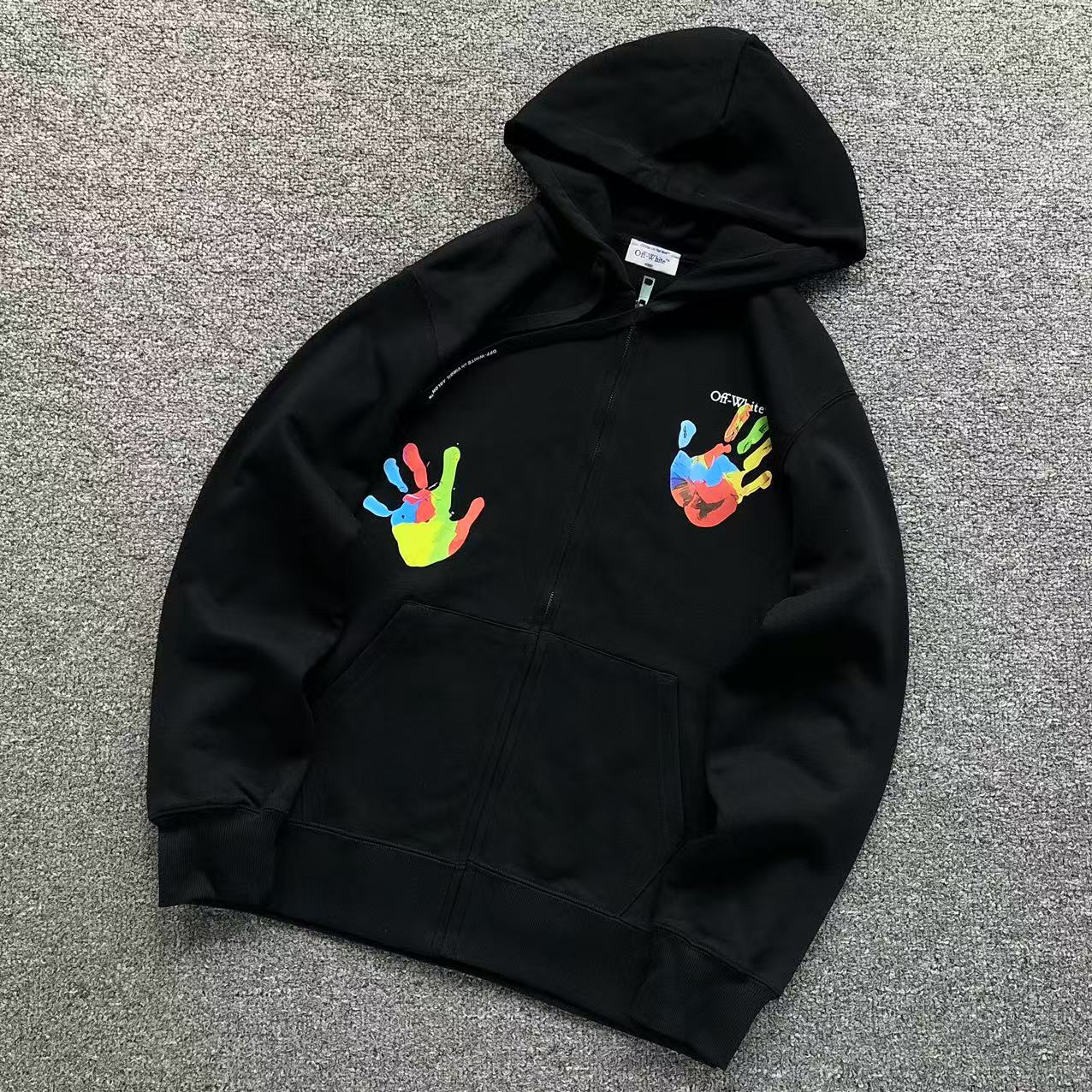 MOLETOM CANGURU Off White Handprints Color — frente