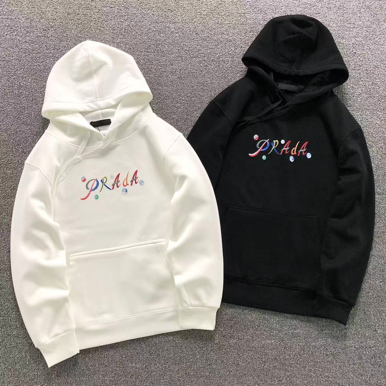 MOLETOM CANGURU Prada Colorful Logo — peito