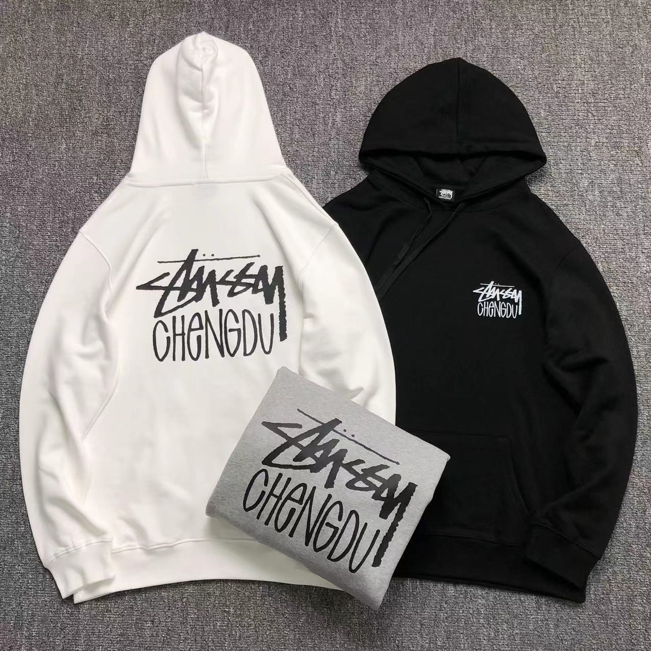 MOLETOM CANGURU Stussy Chengdu Script — frente
