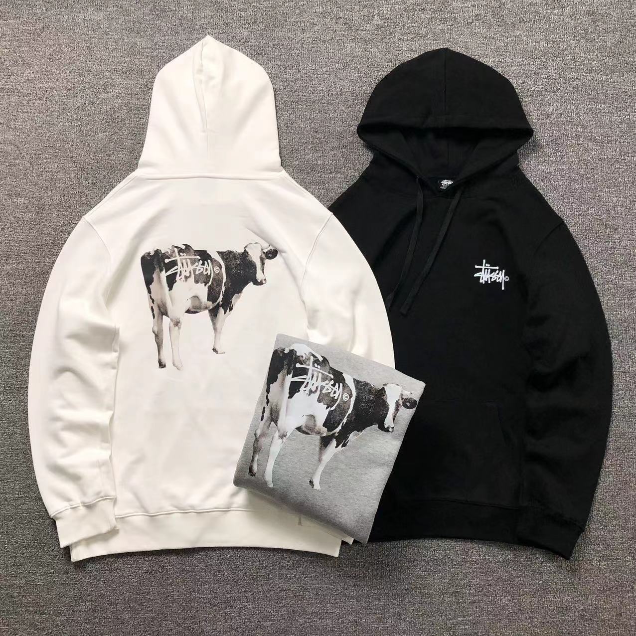 MOLETOM CANGURU Stussy Cow Print — frente