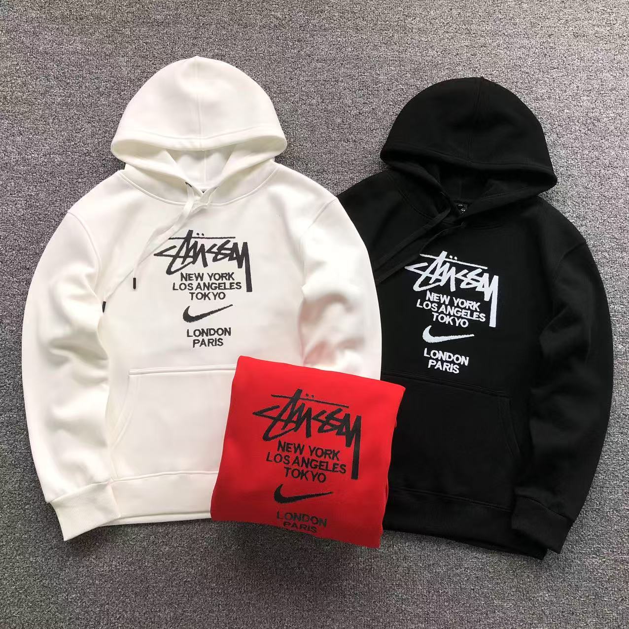 MOLETOM CANGURU Stussy World Tour Swoosh — frente