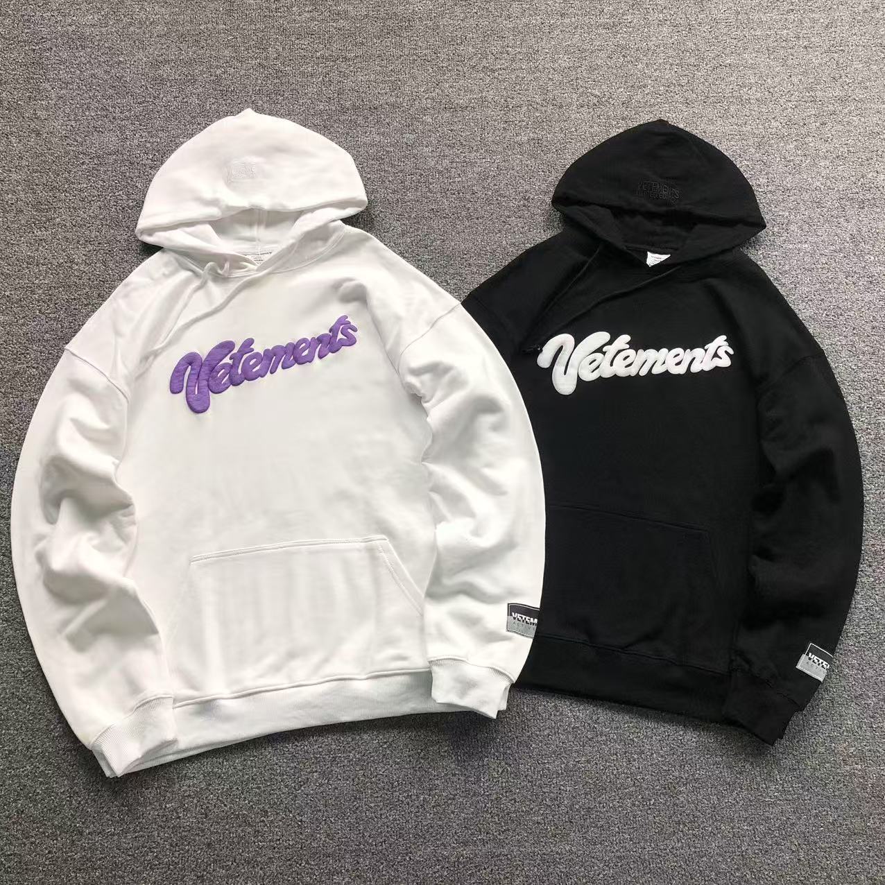 MOLETOM CANGURU Vetements Signature Script — frente