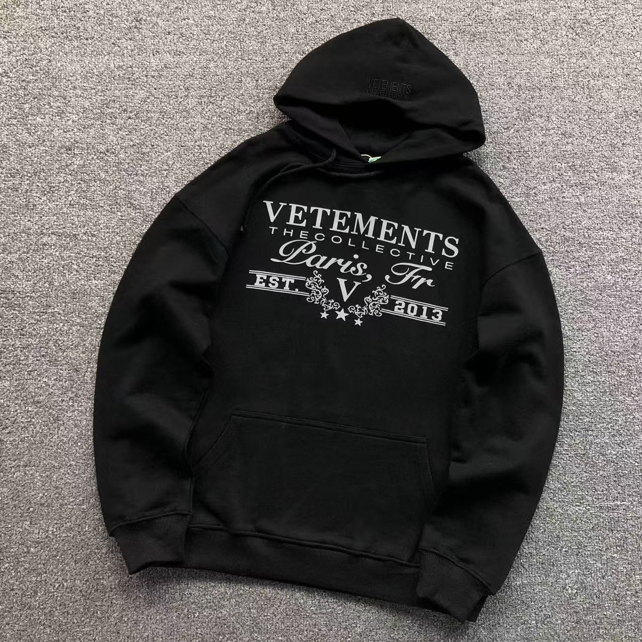 MOLETOM CANGURU Vetements Collective Paris — frente