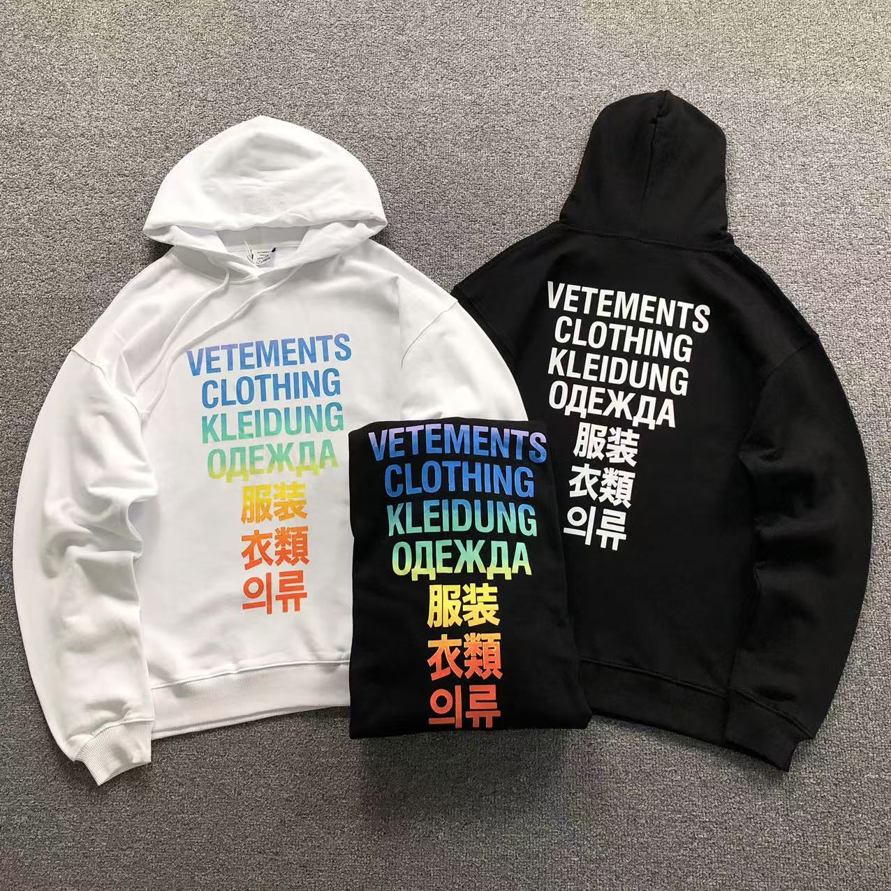 MOLETOM CANGURU Vetements Multilanguage Logo — frente