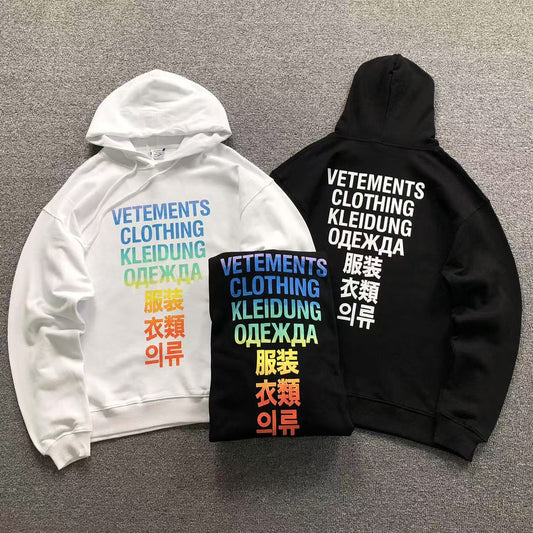 MOLETOM CANGURU Vetements Multilanguage Logo — frente