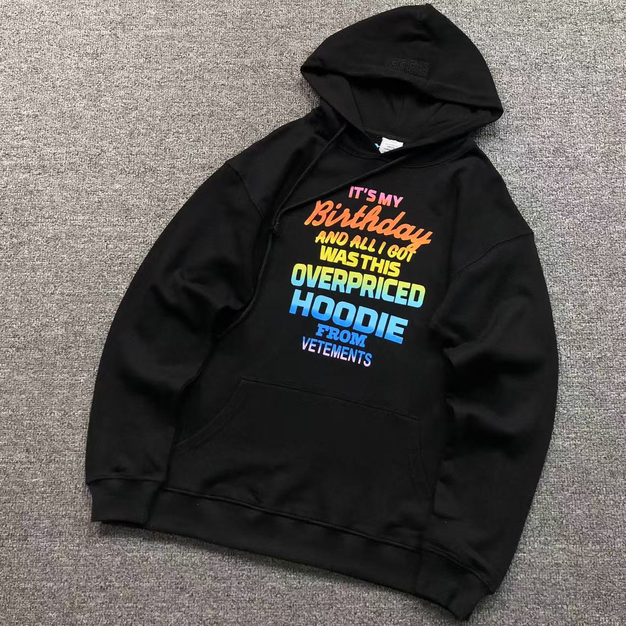MOLETOM CANGURU Vetements Birthday Hoodie — peito