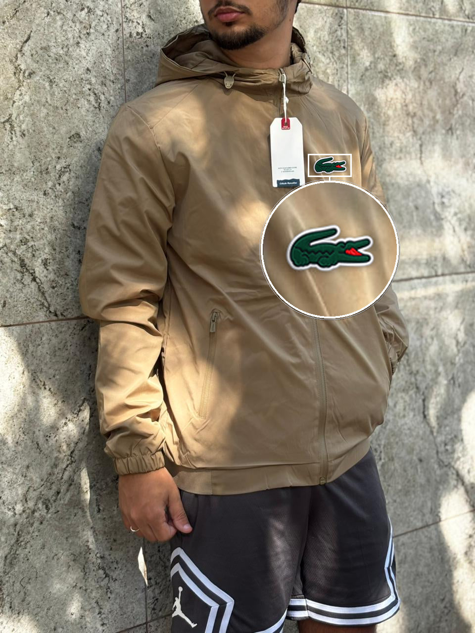 Casaco Corta Vento Impermeavel Storm Urban 2026 Caqui com patch Lacoste Sp