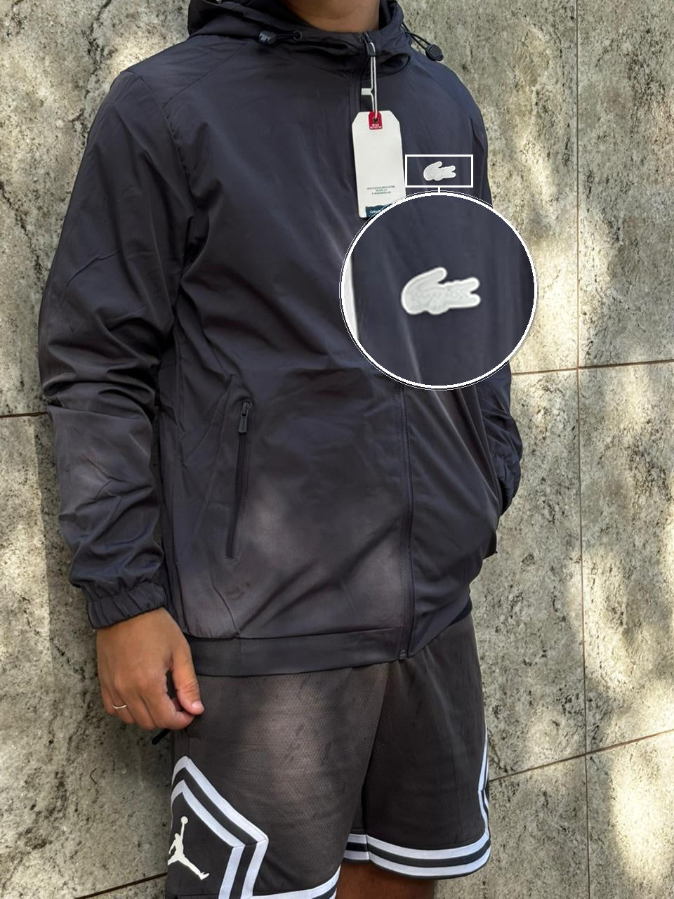 Casaco Corta Vento Impermeavel Storm Urban 2026 Chumbo com patch Lacoste Sp Branco