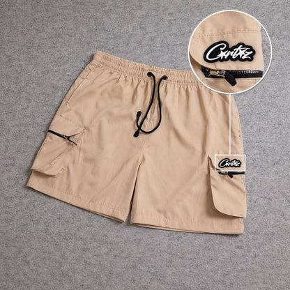 SHORT CARGO BOLSO MOCHILA COM ZÍPER BEGE com patch Cortez Escrito