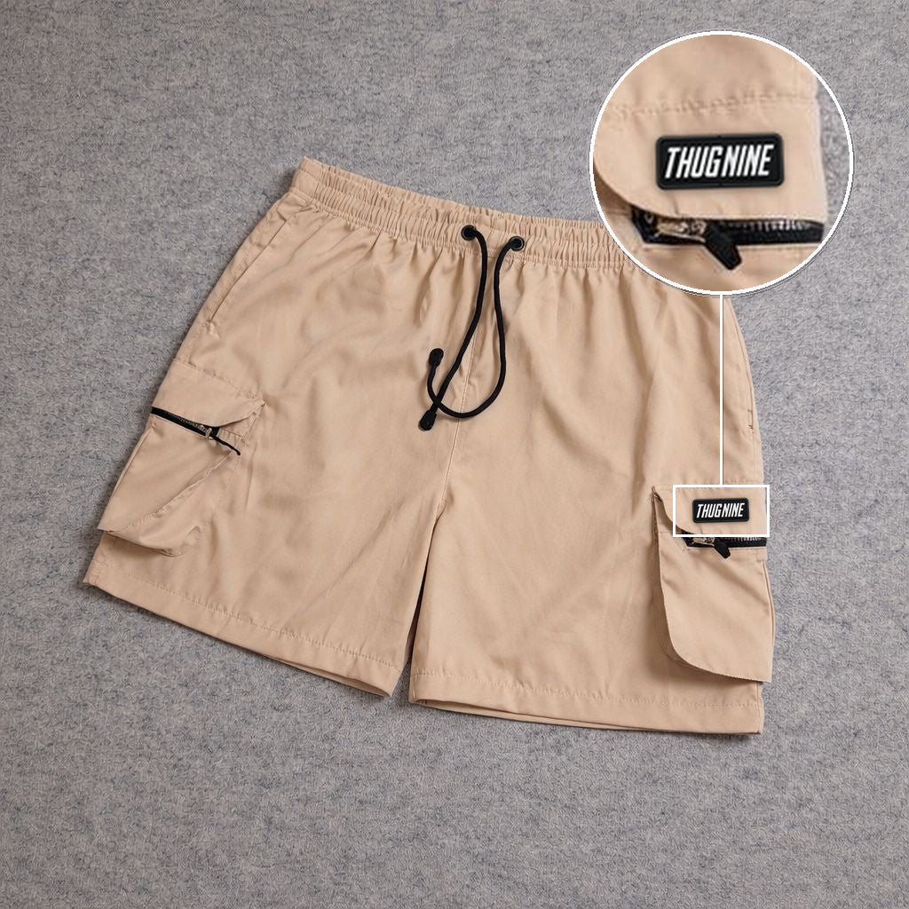 SHORT CARGO BOLSO MOCHILA COM ZÍPER BEGE com patch Thug Nine Retangular