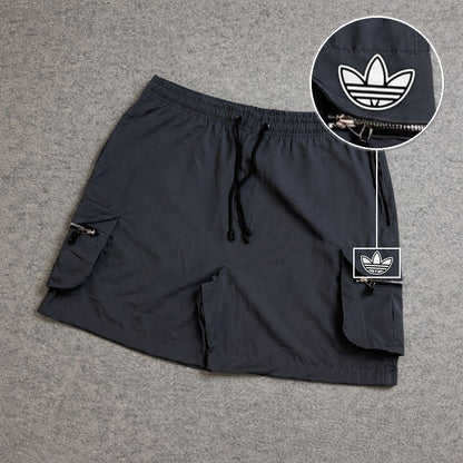 SHORT CARGO BOLSO MOCHILA COM ZÍPER CINZA com patch Adidas P B