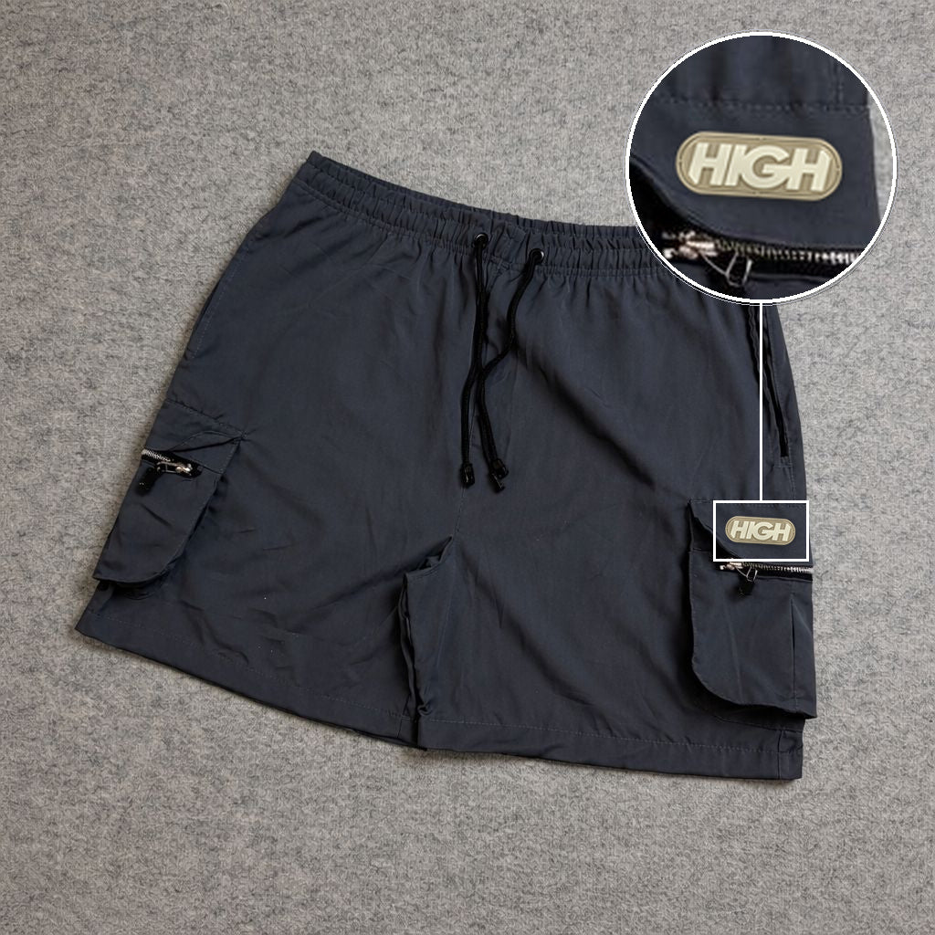 SHORT CARGO BOLSO MOCHILA COM ZÍPER CINZA com patch High Resina Oval Bege