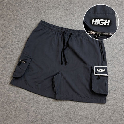 SHORT CARGO BOLSO MOCHILA COM ZÍPER CINZA com patch High Resina Oval Preta