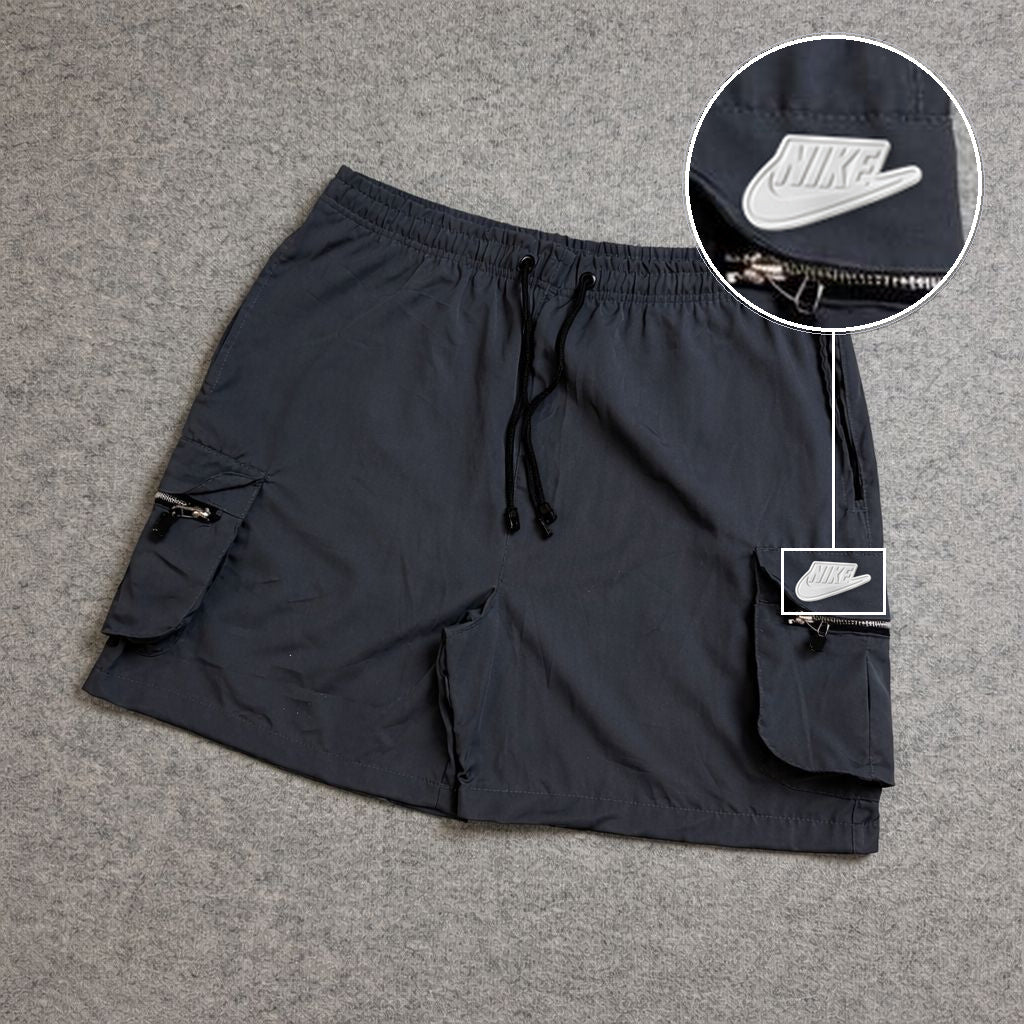 SHORT CARGO BOLSO MOCHILA COM ZÍPER CINZA com patch Nike Branco