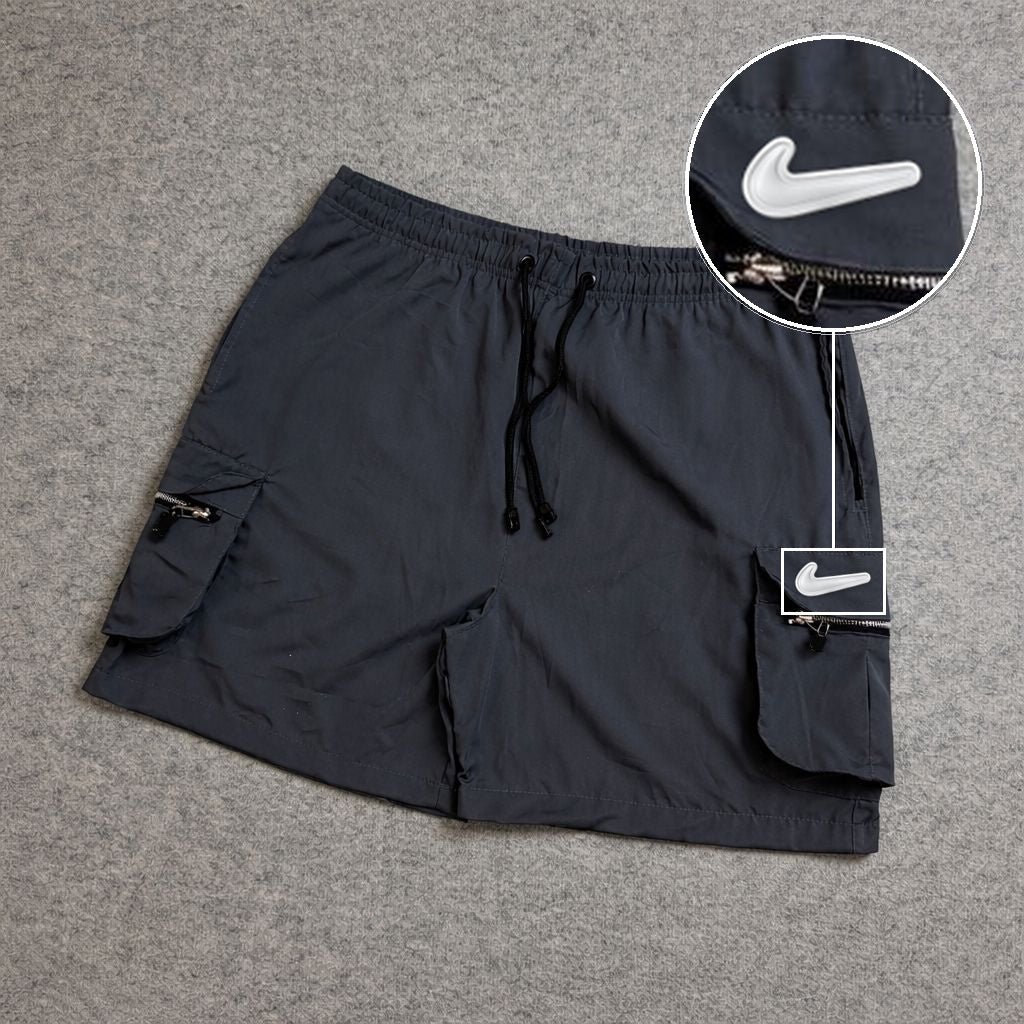 SHORT CARGO BOLSO MOCHILA COM ZÍPER CINZA com patch Nike Facao Sp Branca