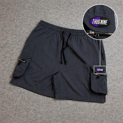 SHORT CARGO BOLSO MOCHILA COM ZÍPER CINZA com patch Thug Nine Oval Preto Com Roxo