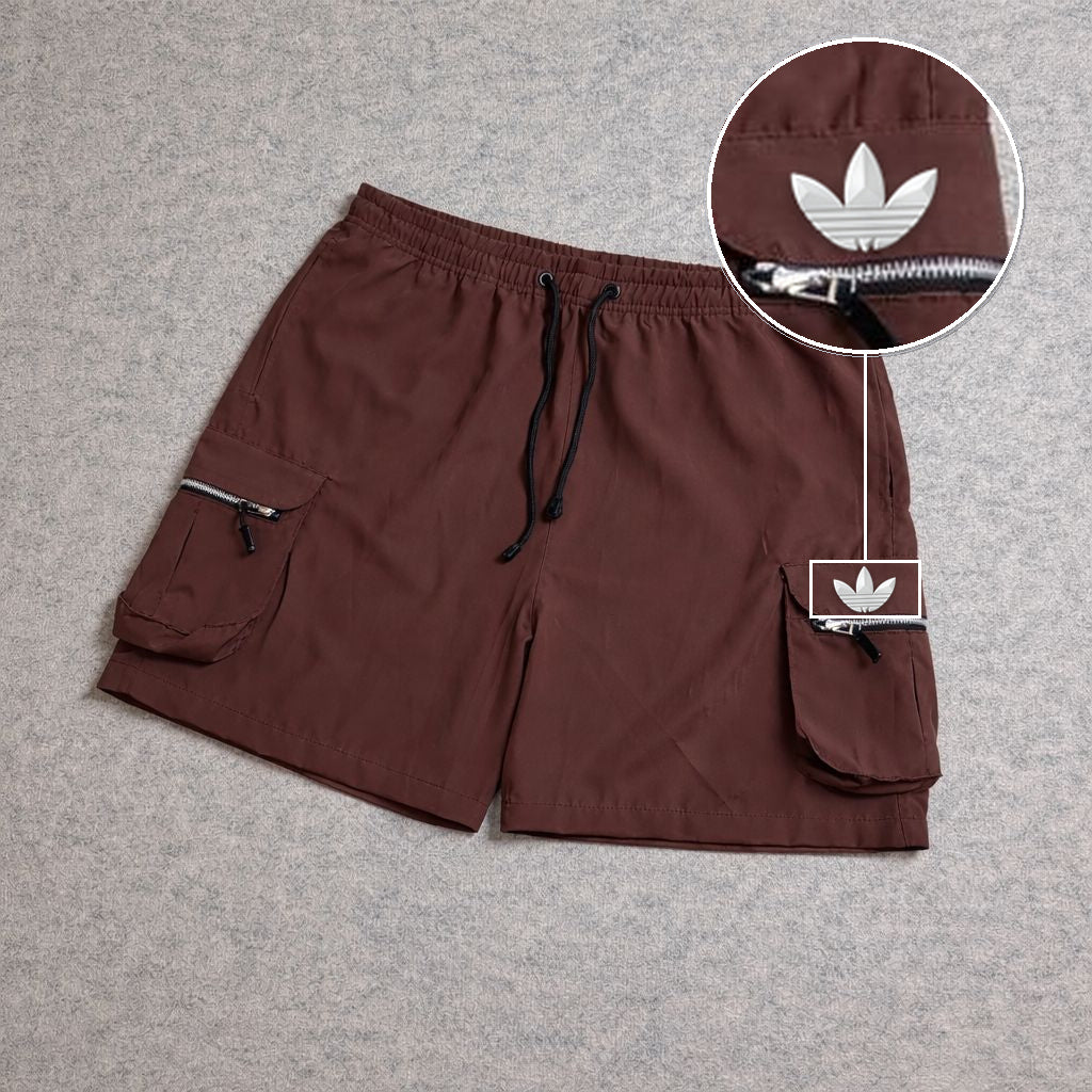 SHORT CARGO BOLSO MOCHILA COM ZÍPER MARROM com patch Adidas Branco