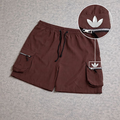 SHORT CARGO BOLSO MOCHILA COM ZÍPER MARROM com patch Adidas Branco