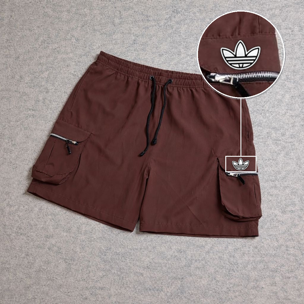 SHORT CARGO BOLSO MOCHILA COM ZÍPER MARROM com patch Adidas P B