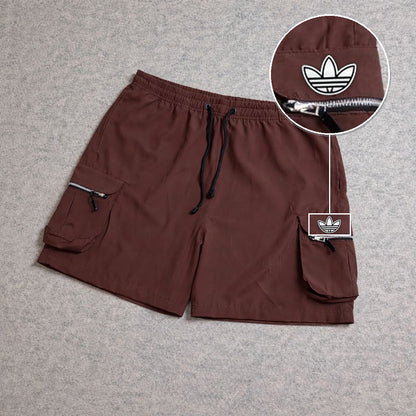 SHORT CARGO BOLSO MOCHILA COM ZÍPER MARROM com patch Adidas P B