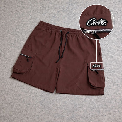 SHORT CARGO BOLSO MOCHILA COM ZÍPER MARROM com patch Cortez Escrito