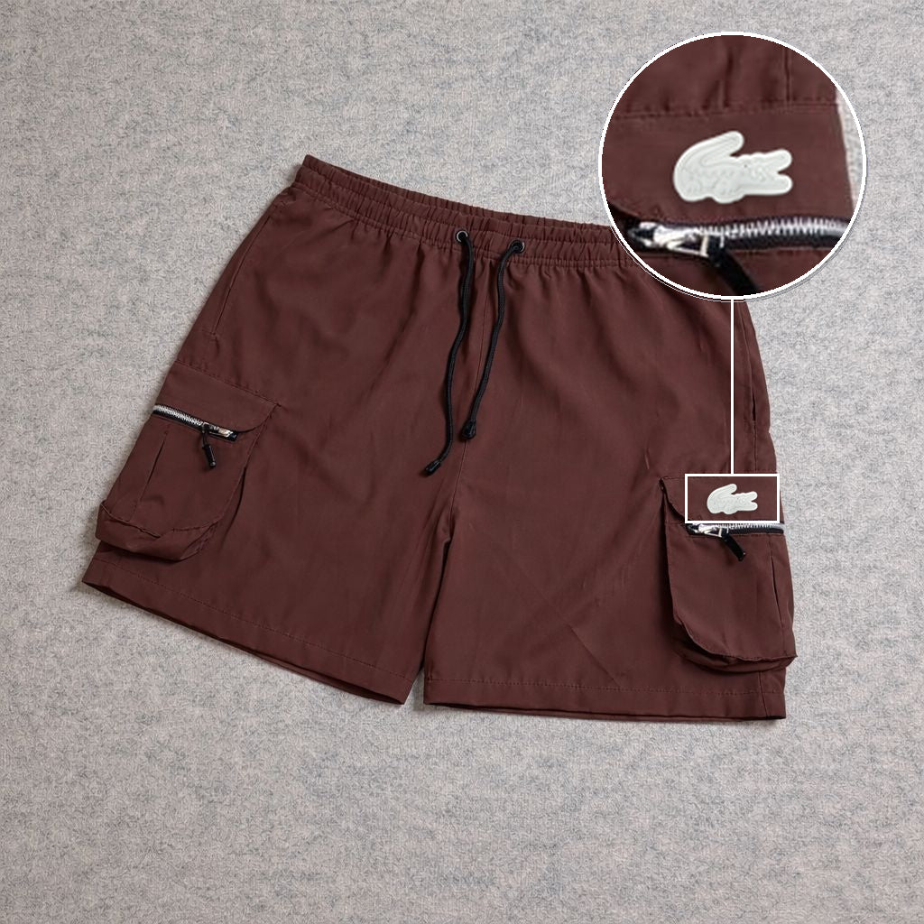SHORT CARGO BOLSO MOCHILA COM ZÍPER MARROM com patch Lacoste Sp Branco