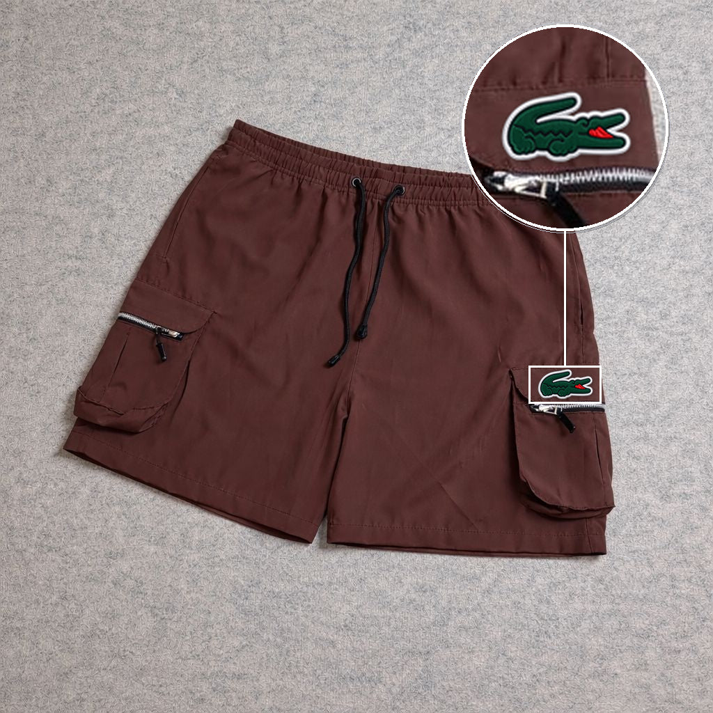 SHORT CARGO BOLSO MOCHILA COM ZÍPER MARROM com patch Lacoste Sp