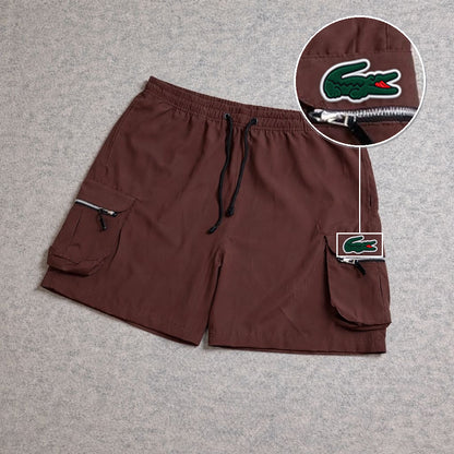SHORT CARGO BOLSO MOCHILA COM ZÍPER MARROM com patch Lacoste Sp