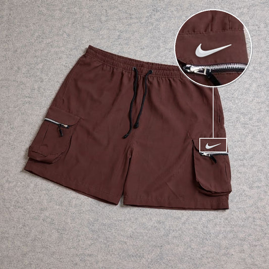 SHORT CARGO BOLSO MOCHILA COM ZÍPER MARROM com patch Nike Swoosh Branco