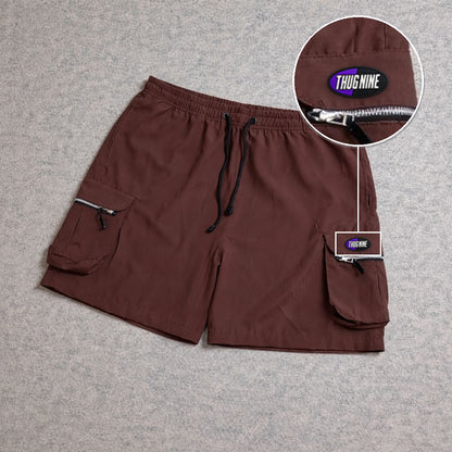 SHORT CARGO BOLSO MOCHILA COM ZÍPER MARROM com patch Thug Nine Oval Preto Com Roxo