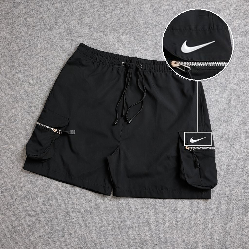 SHORT CARGO BOLSO MOCHILA COM ZÍPER PRETO com patch Nike Swoosh Branco