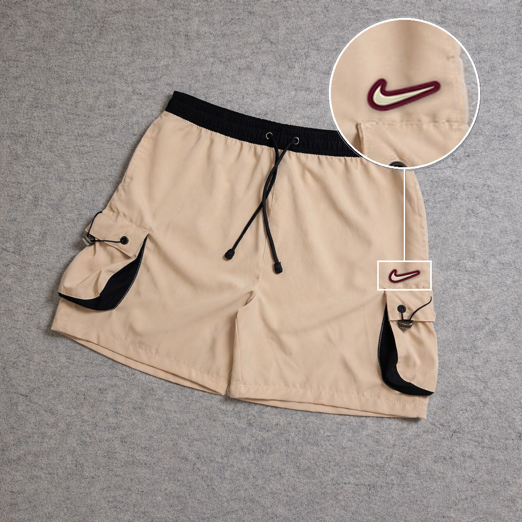 SHORT CARGO FOLLER COM REGULADOR BEGE com patch Nike Resinado Marrom