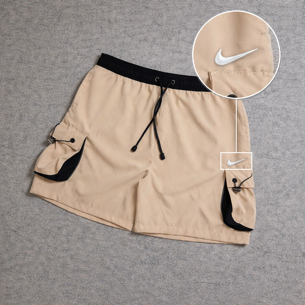 SHORT CARGO FOLLER COM REGULADOR BEGE com patch Nike Swoosh Branco