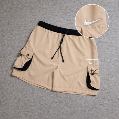 SHORT CARGO FOLLER COM REGULADOR BEGE com patch Nike Swoosh Branco