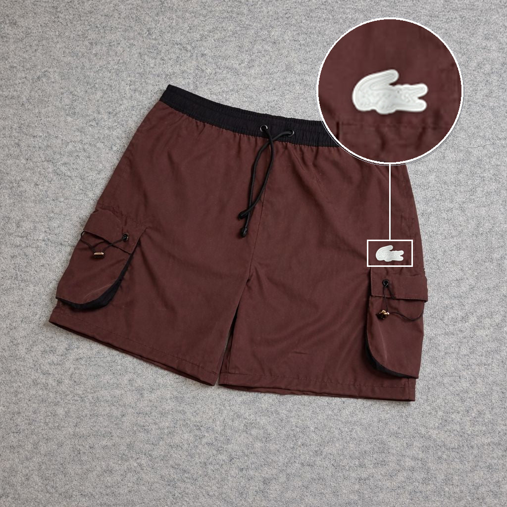 SHORT CARGO FOLLER COM REGULADOR MARROM com patch Lacoste Sp Branco