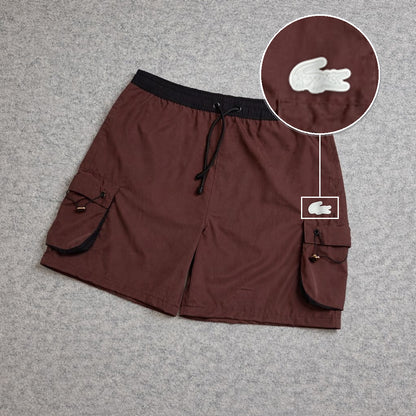 SHORT CARGO FOLLER COM REGULADOR MARROM com patch Lacoste Sp Branco