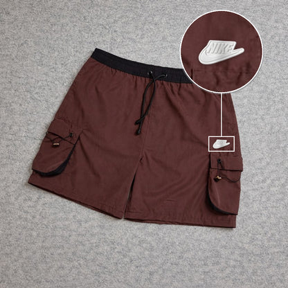 SHORT CARGO FOLLER COM REGULADOR MARROM com patch Nike Branco