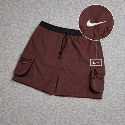 SHORT CARGO FOLLER COM REGULADOR MARROM com patch Nike Swoosh Branco