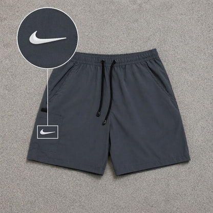 Short Cargo Street com Bolso Funcional Cinza com patch Nike Swoosh Branco