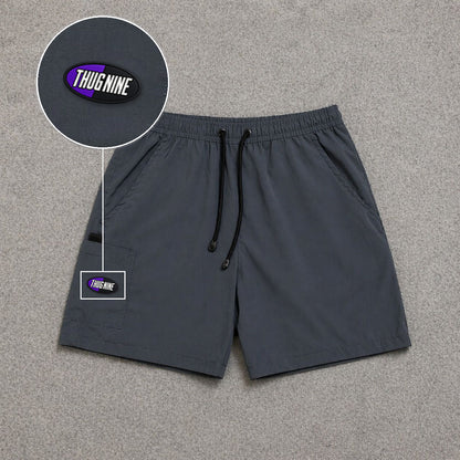 Short Cargo Street com Bolso Funcional Cinza com patch Thug Nine Oval Preto Com Roxo